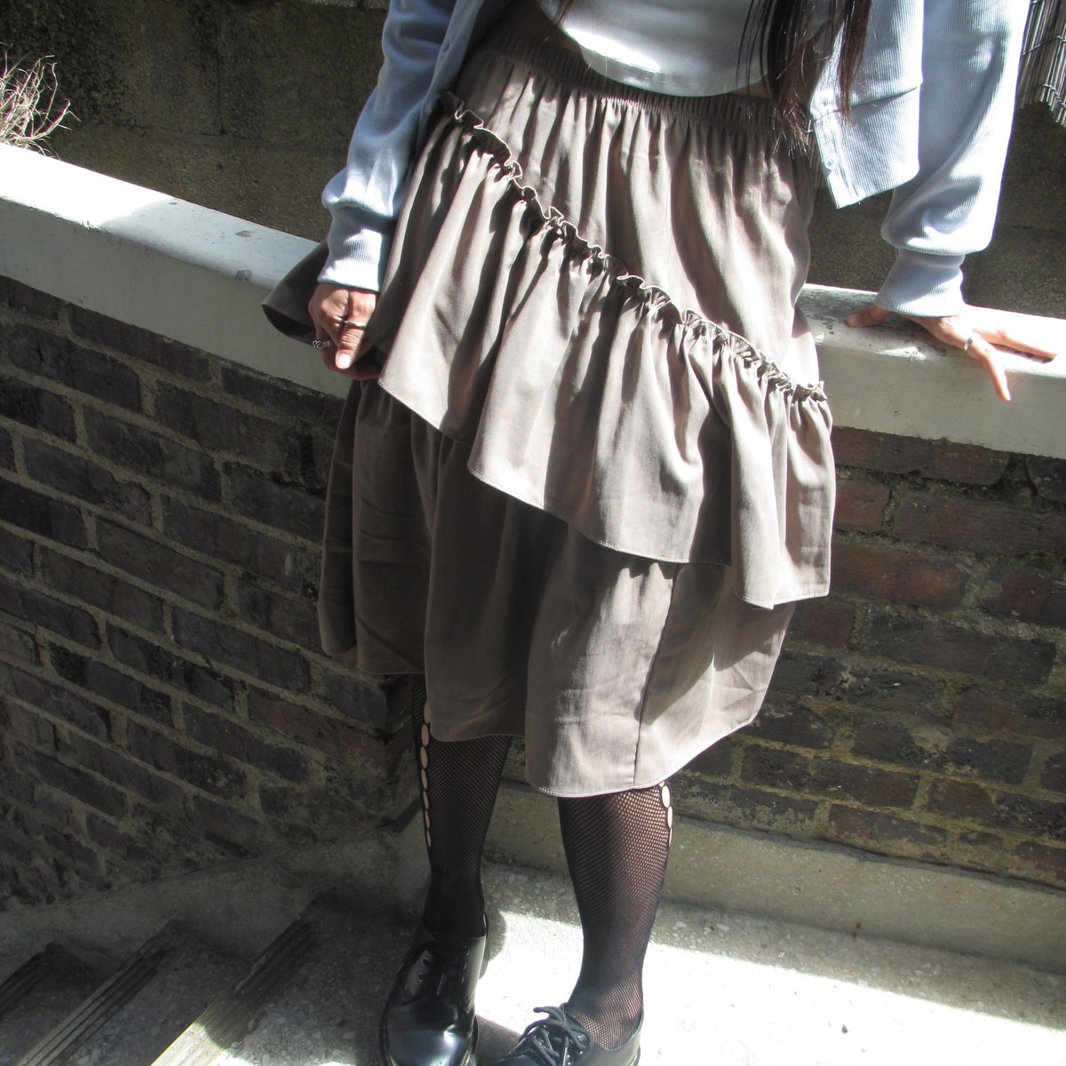ラッフルヘム アシンメトリーロングスカート COLOR:KHAKI GREY