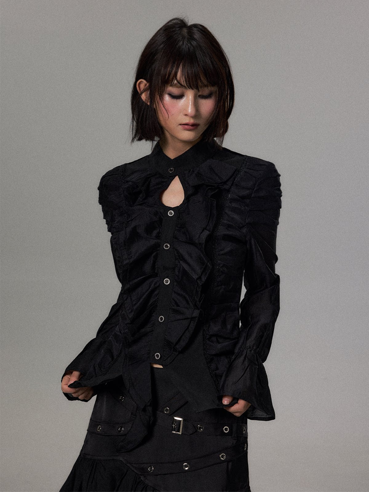 アシンメトリーフリル シャツ BLACK 着用イメージ 4