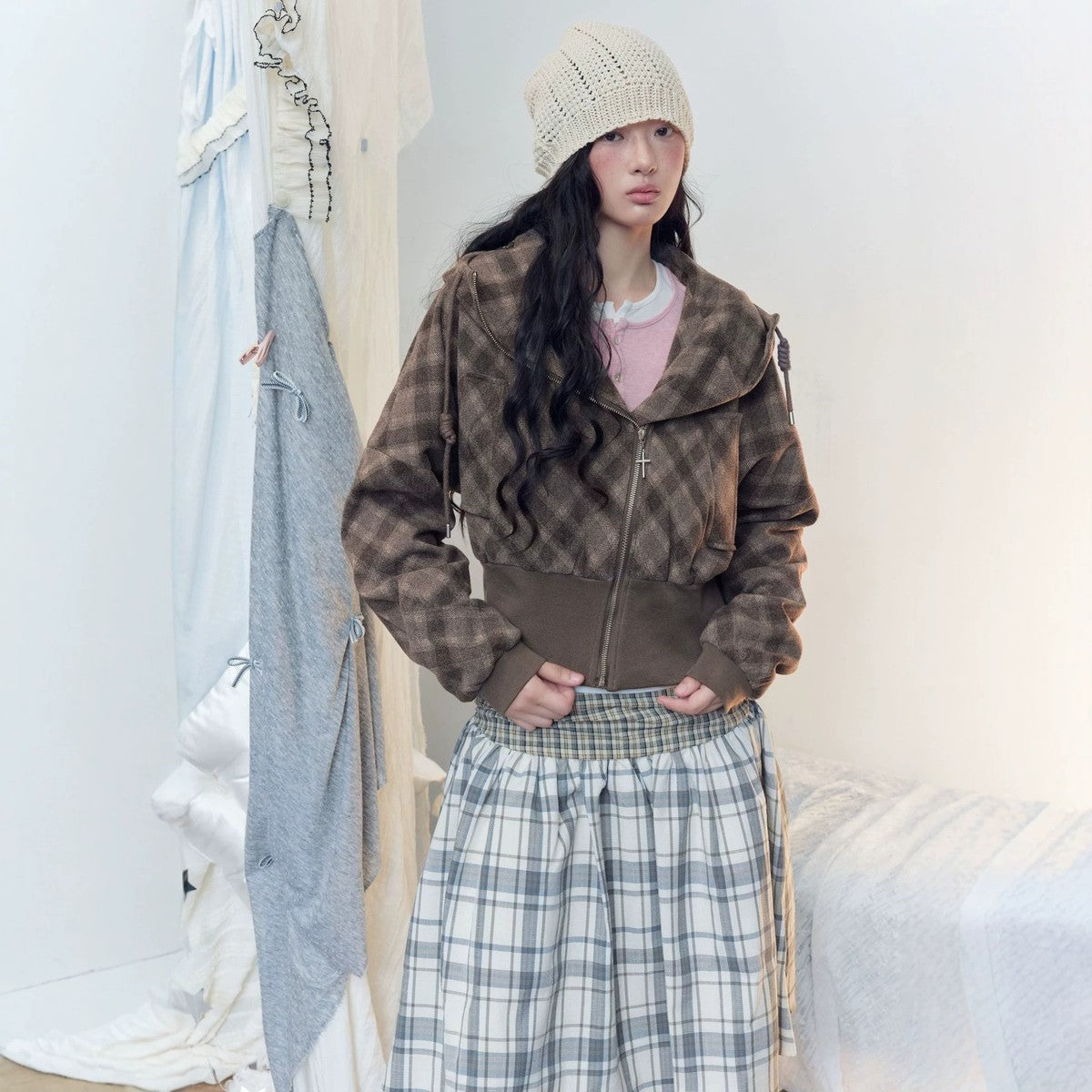 アシンメトリージップ ウエストリブチェックフーディー BROWN 01