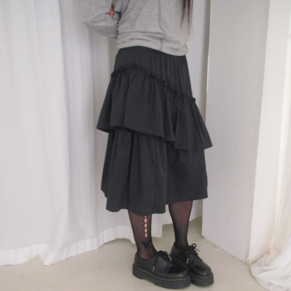 ラッフルヘム アシンメトリーロングスカート COLOR:BLACK