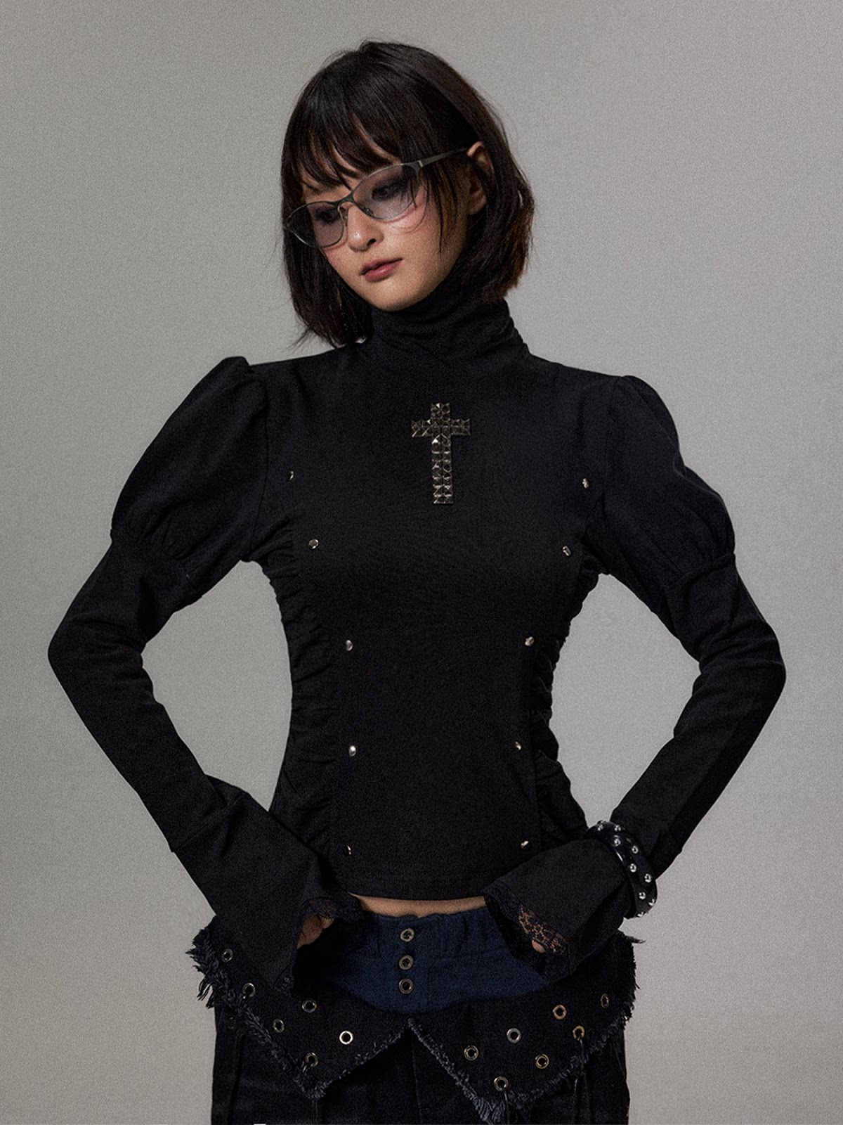 クロスリベット ベルスリーブタートルニット BLACK 着用イメージ 3