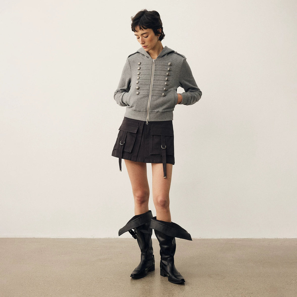 メタルバックル ナポレオンクロップドジップフーディー GREY front