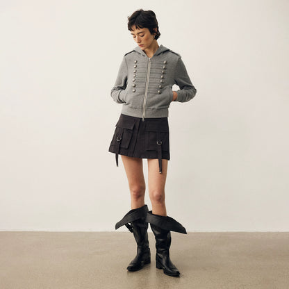メタルバックル ナポレオンクロップドジップフーディー GREY front