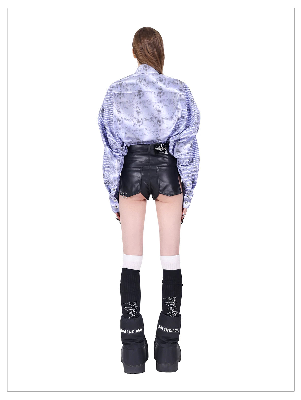 リングディテール フェイクレザーショートパンツ｜PINKSPINK｜着用・ディテール 3