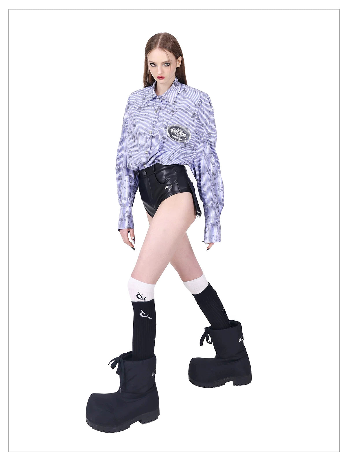 リングディテール フェイクレザーショートパンツ｜PINKSPINK｜着用・ディテール 4